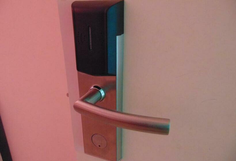 スタンダードルーム, Rumel Quimey Quipan