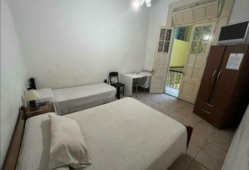 اتاق استاندارد سه نفره, Sevilla Home