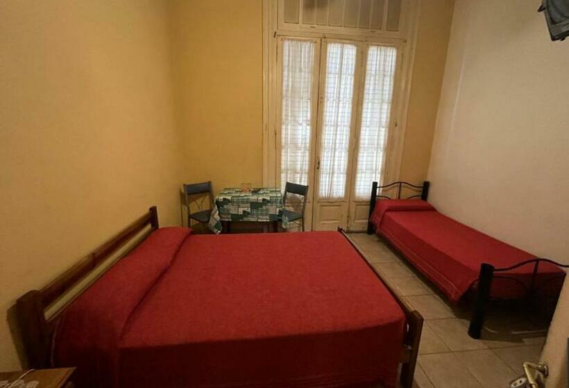 اتاق استاندارد سه نفره, Sevilla Home