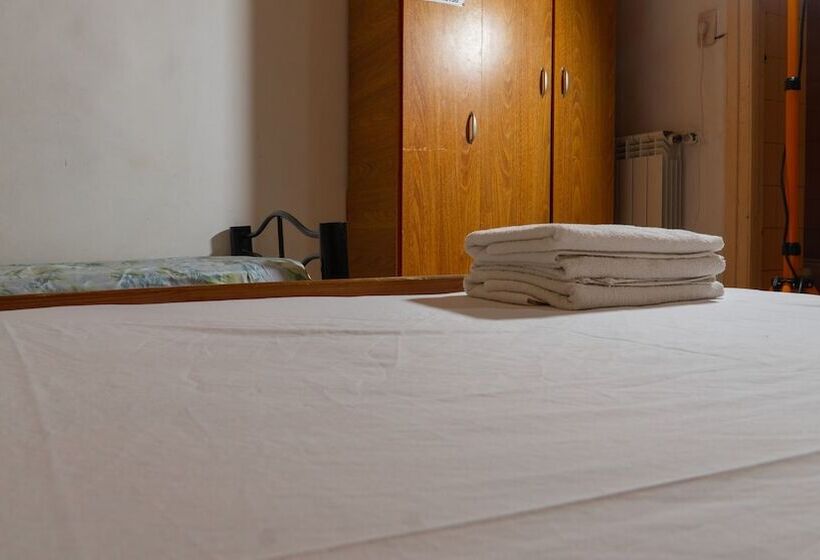 اتاق استاندارد سه نفره, Sevilla Home