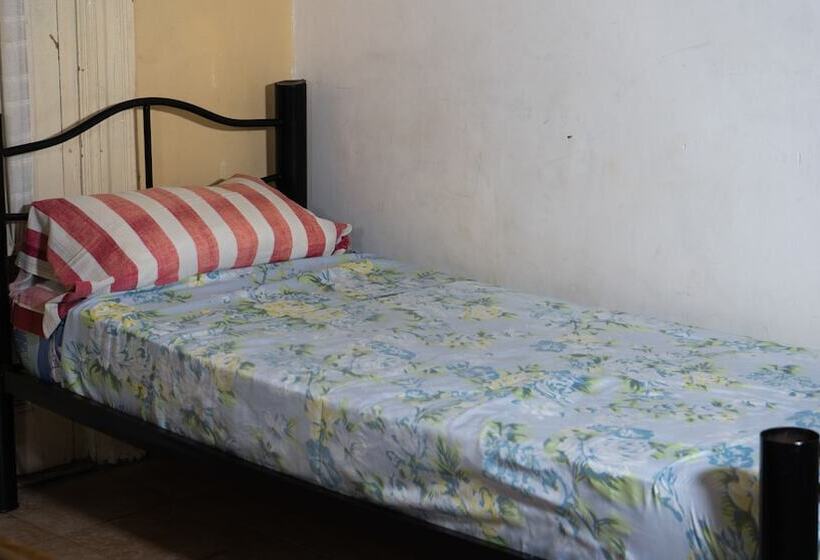 اتاق استاندارد سه نفره, Sevilla Home