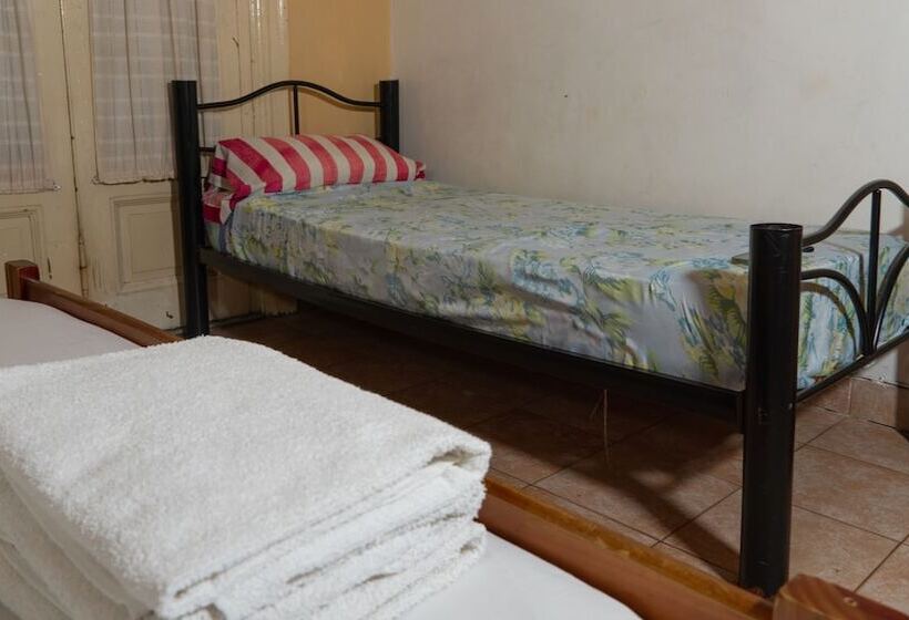 اتاق استاندارد سه نفره, Sevilla Home