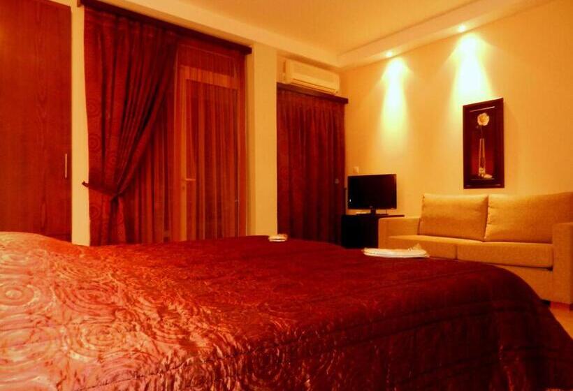 חדר דלוקס לשלושה, Plaza