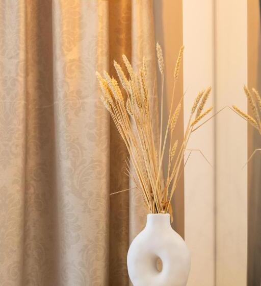 小型套房, Mystery Suites & Apartments