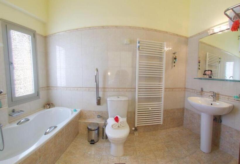 חדר סטנדרט לשלושה עם מרפסת, Belle View Hotel   Sea View & Sunset