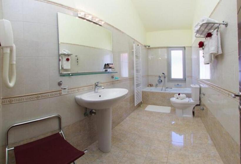 חדר סטנדרט לשלושה עם מרפסת, Belle View Hotel   Sea View & Sunset