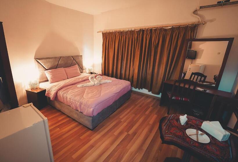 اتاق لوکس با چشم‌انداز شهر, Pasha Boutique