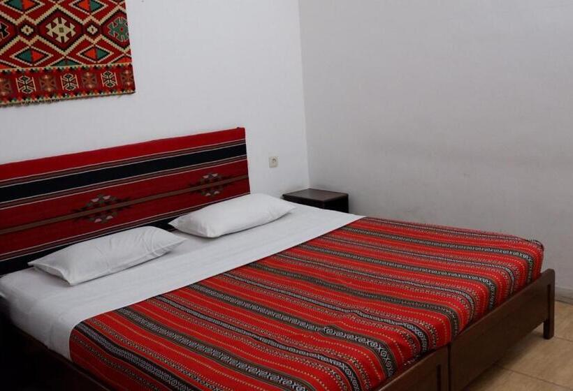 اتاق خانوادگی, Pasha Boutique