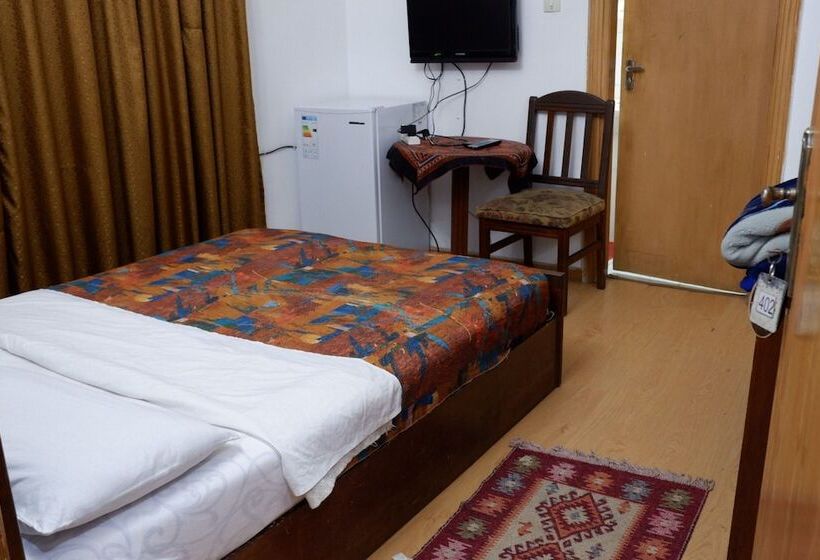 اتاق خانوادگی, Pasha Boutique