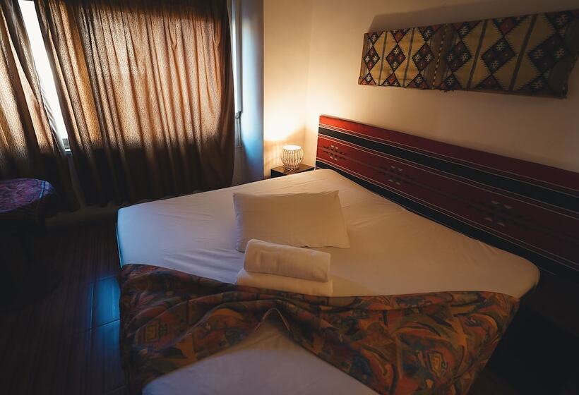 اتاق خانوادگی, Pasha Boutique