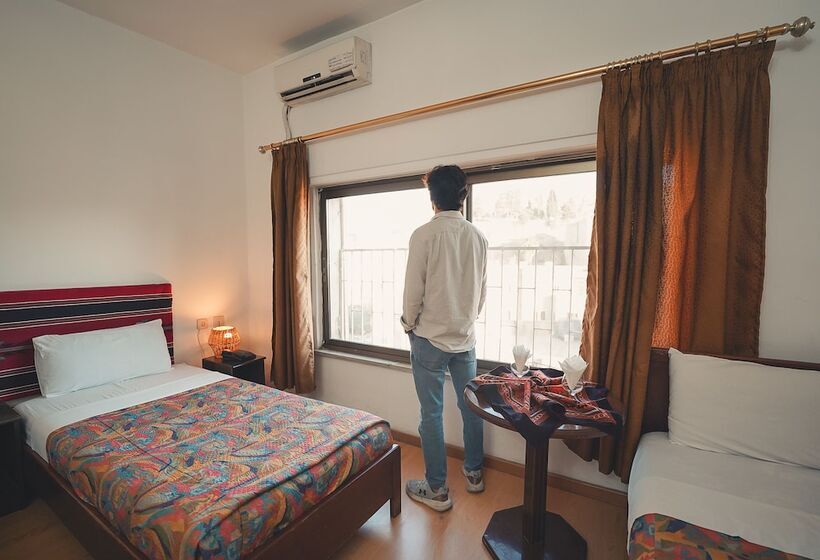 اتاق خانوادگی, Pasha Boutique