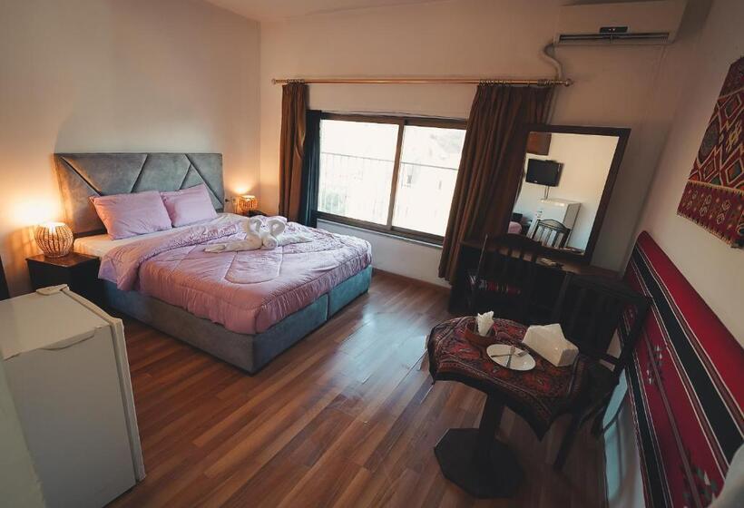 اتاق لوکس با چشم‌انداز شهر, Pasha Boutique