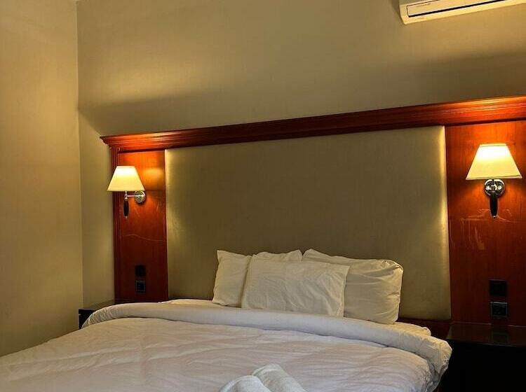 اتاق خانوادگی, Pasha Boutique