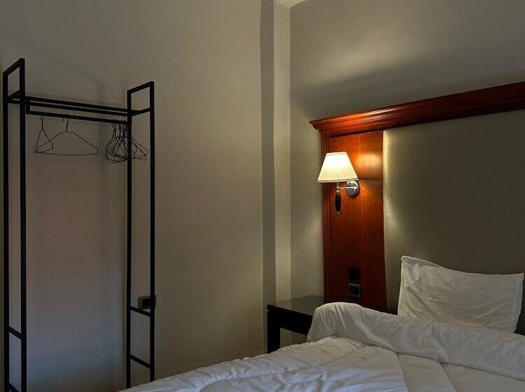 اتاق خانوادگی, Pasha Boutique