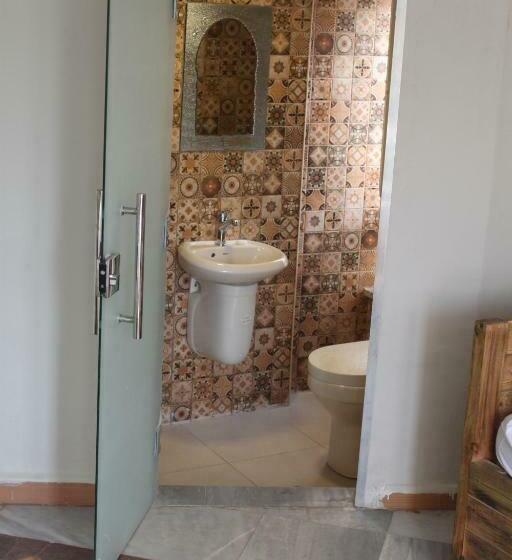 اتاق استاندارد سه نفره, Cairwan