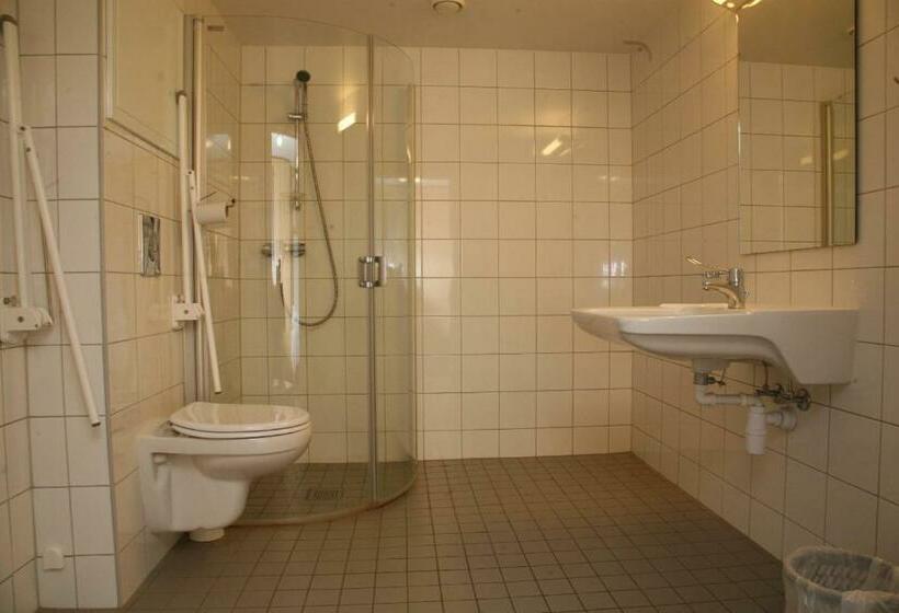 غرفة عائلية, Førde Sommarhotell