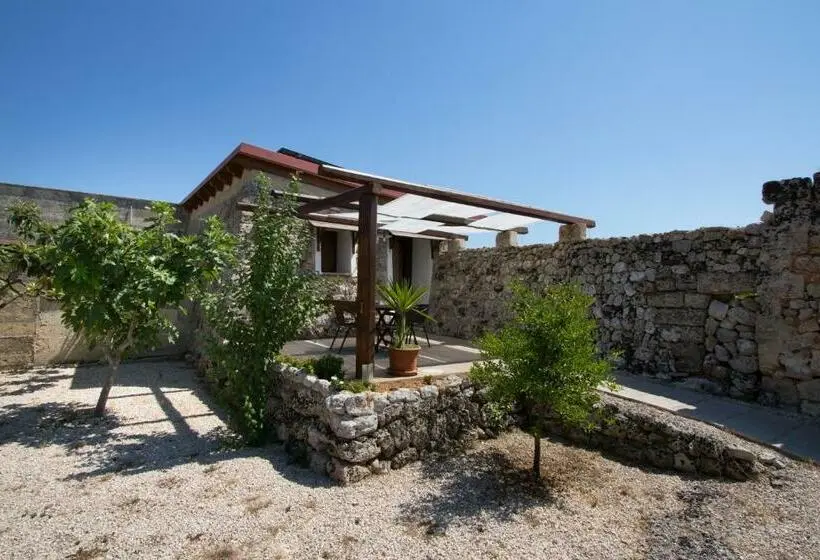 اتاق ساده سه‌ نفره, Bio Agriturismo Masseria La Palombara