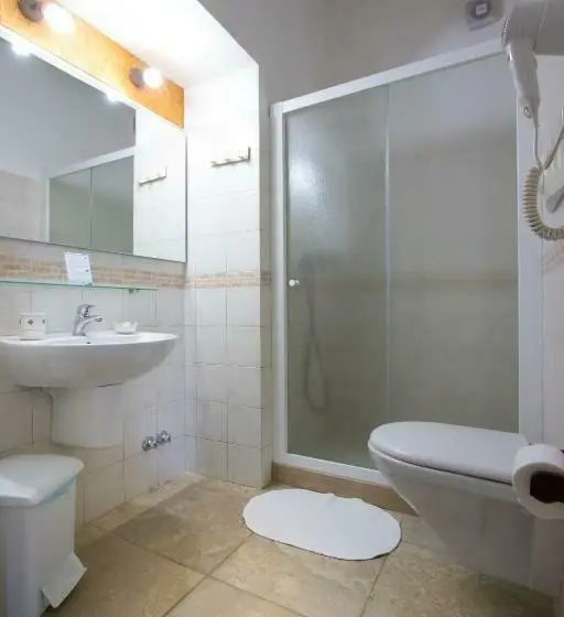 اتاق ساده سه‌ نفره, Bio Agriturismo Masseria La Palombara