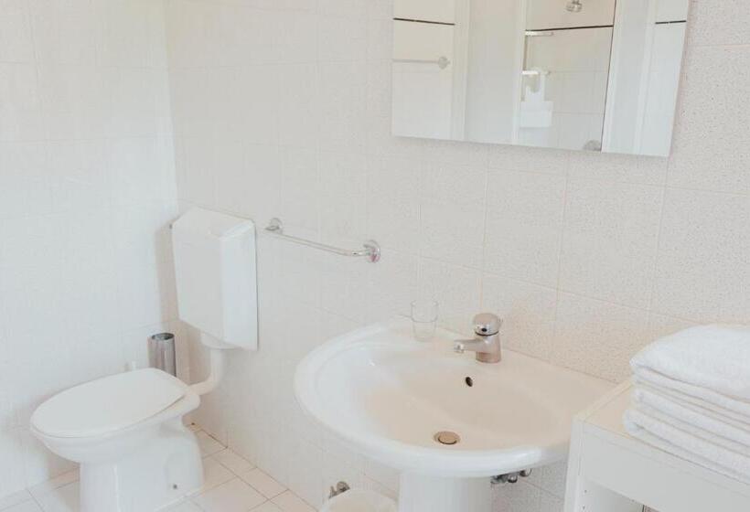 شقة غرفة واحدة, Villa Rosa