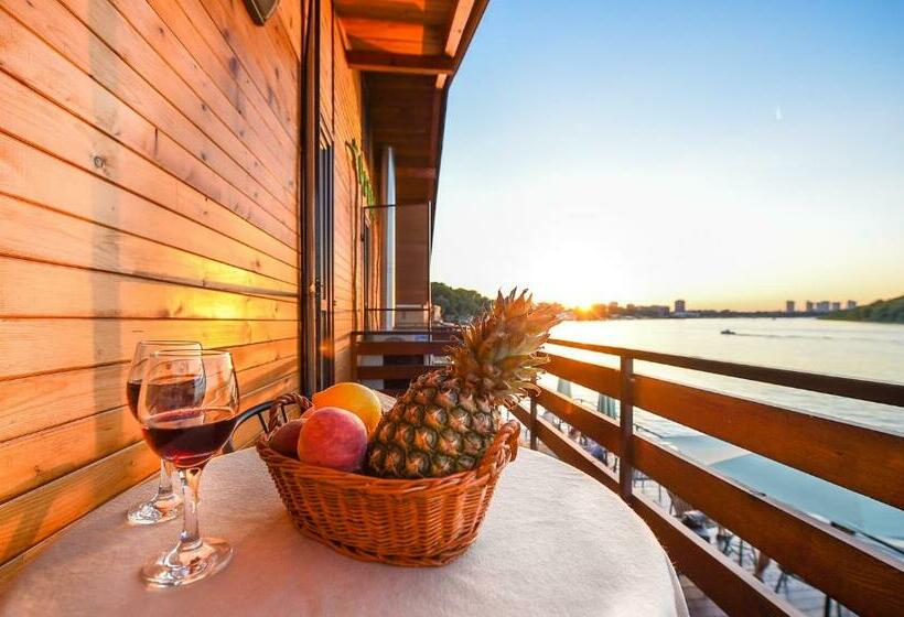 اتاق استاندارد با تراس, San Art Floating Hostel & Apartments