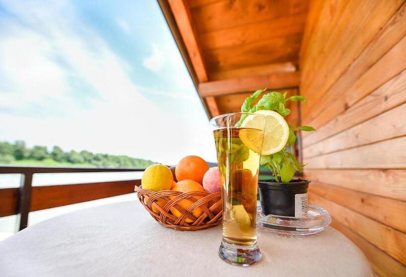 Standard Triple Room with Terrace, San Art Floating Hostel & Apartments