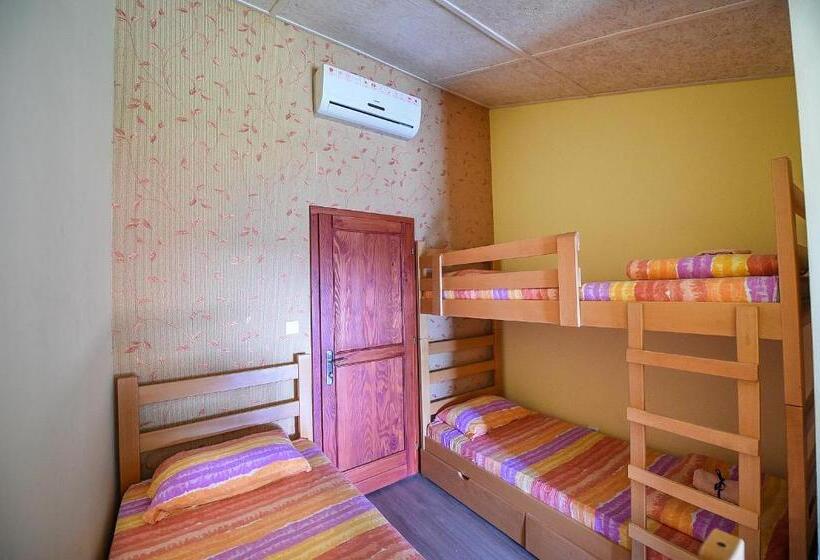 اتاق کلاسیک سه تخته, San Art Floating Hostel & Apartments