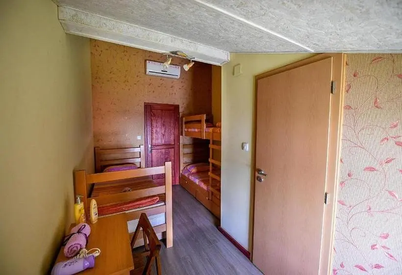اتاق کلاسیک سه تخته, San Art Floating Hostel & Apartments