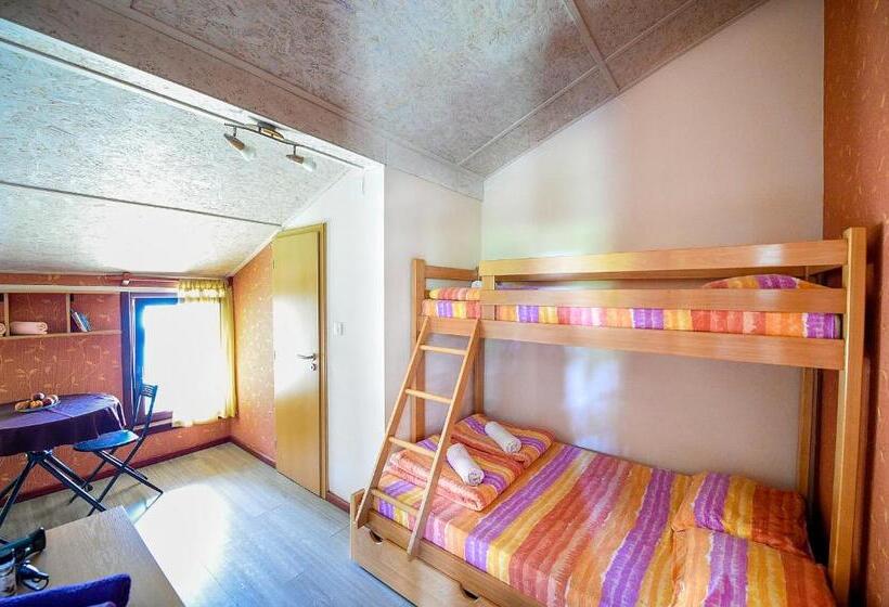 اتاق استاندارد چهارنفره با بالکن, San Art Floating Hostel & Apartments
