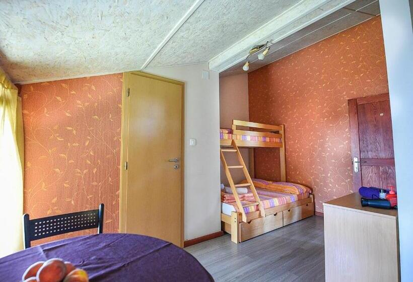 اتاق استاندارد چهارنفره با بالکن, San Art Floating Hostel & Apartments