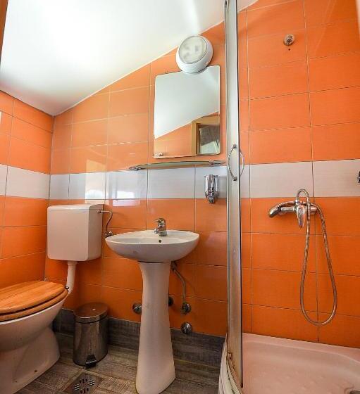 اتاق استاندارد چهارنفره با بالکن, San Art Floating Hostel & Apartments