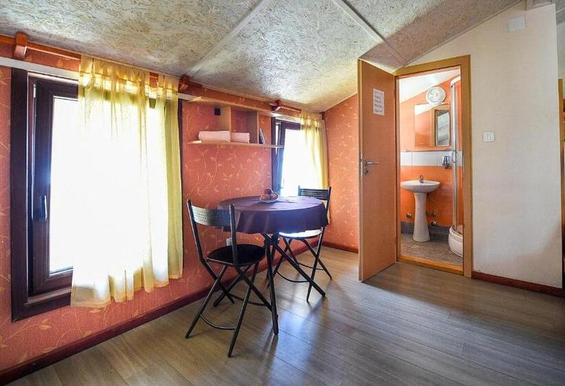 اتاق استاندارد چهارنفره با بالکن, San Art Floating Hostel & Apartments