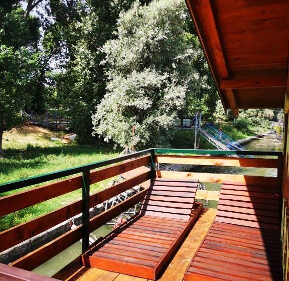 اتاق استاندارد چهارنفره با بالکن, San Art Floating Hostel & Apartments