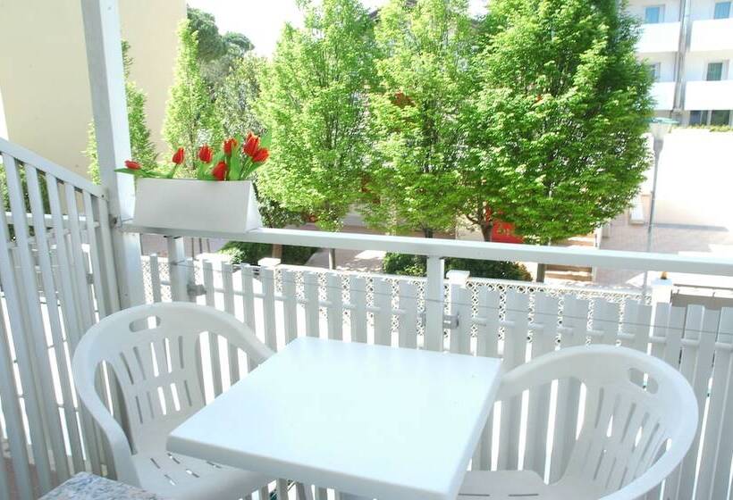 スタンダードトリプルルーム, Gloria