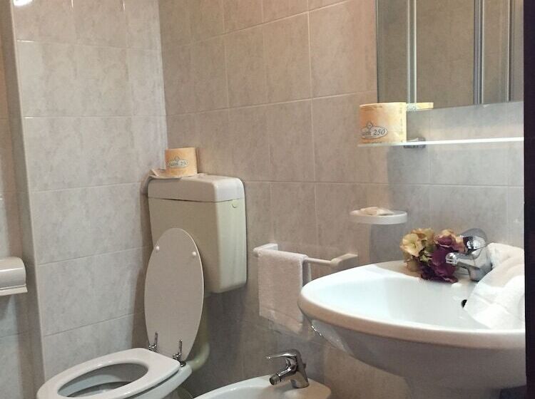 スタンダードトリプルルーム, Gloria