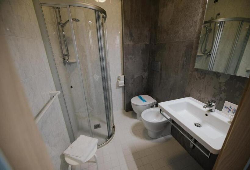 スタンダードトリプルルーム, Gloria