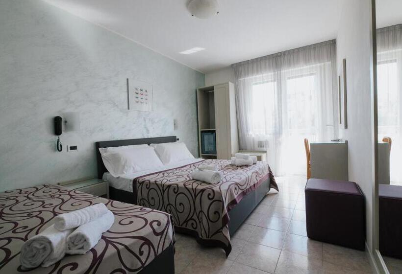 スタンダードトリプルルーム, Gloria