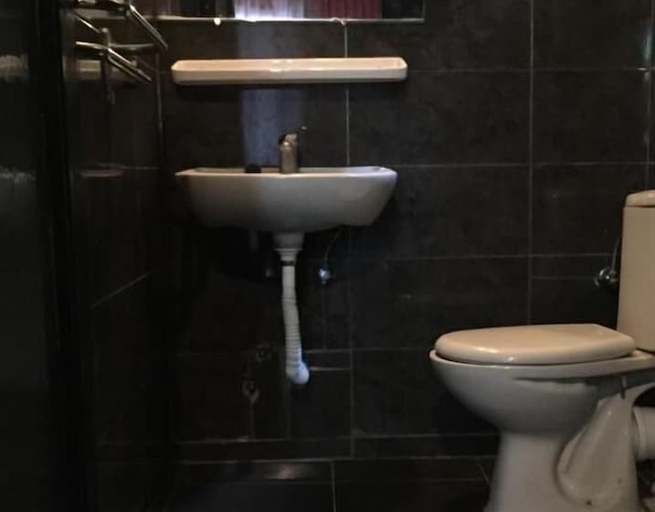 标准单人间, Boustane