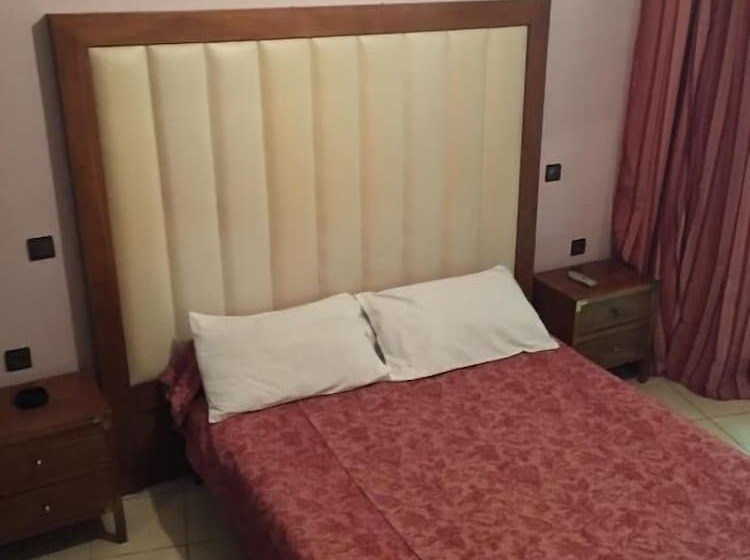 标准单人间, Boustane