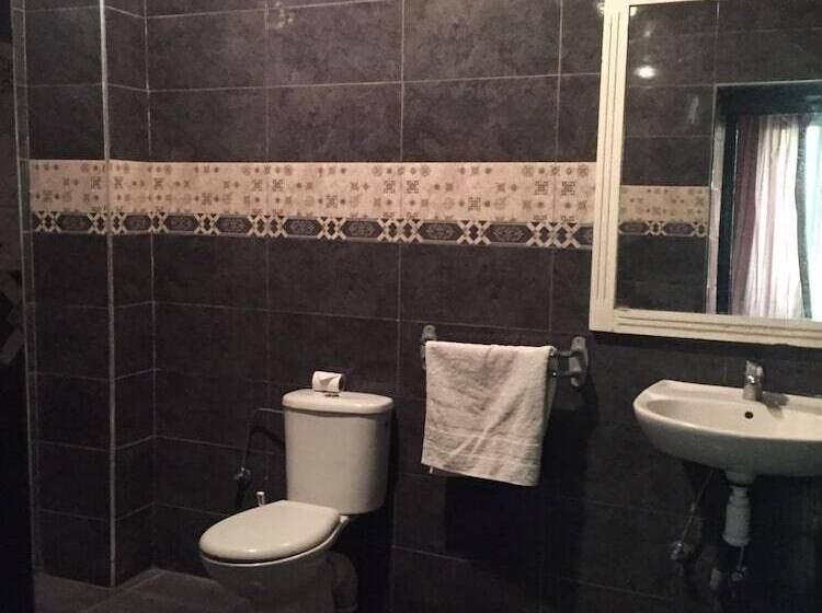 标准三人间, Boustane