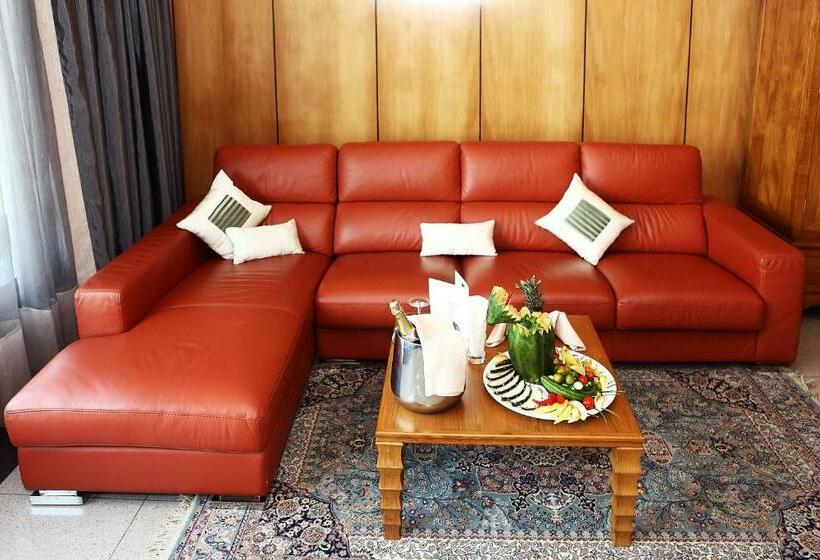 اتاق کلاس بیزنس, Lagos Oriental