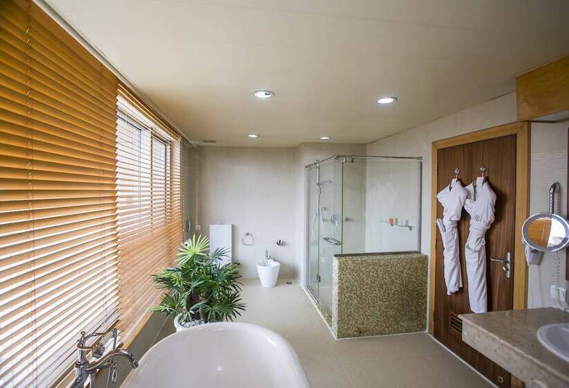 سوییت اجرایی, Lagos Oriental