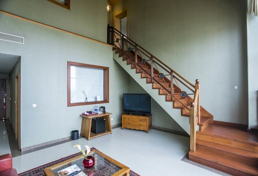 سوییت اجرایی, Lagos Oriental