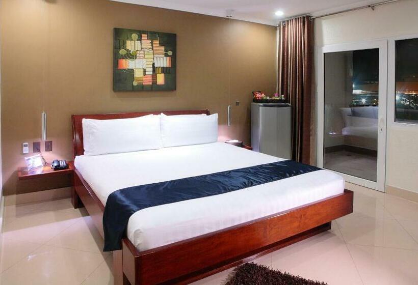 اتاق استاندارد با بالکن, Queens Hotel Angeles City