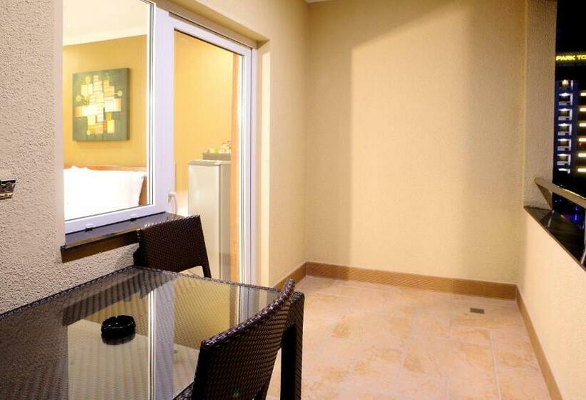 اتاق استاندارد با بالکن, Queens Hotel Angeles City