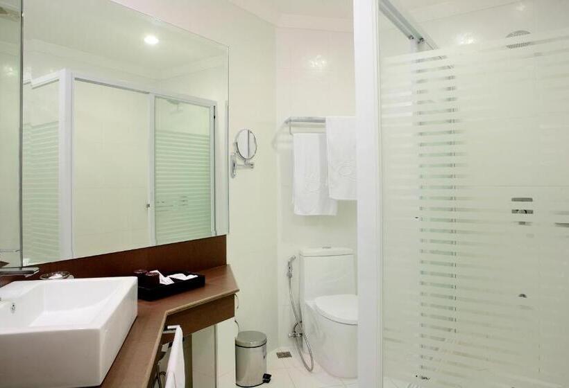 اتاق استاندارد با بالکن, Queens Hotel Angeles City