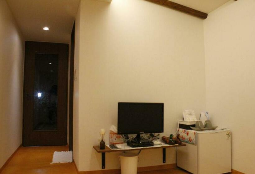 חדר סטנדרט לשלושה, Sungsim Hanok Guesthouse