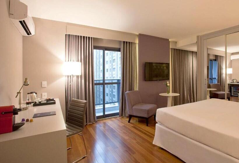 اتاق لوکس با بالکن, NH Curitiba The Five