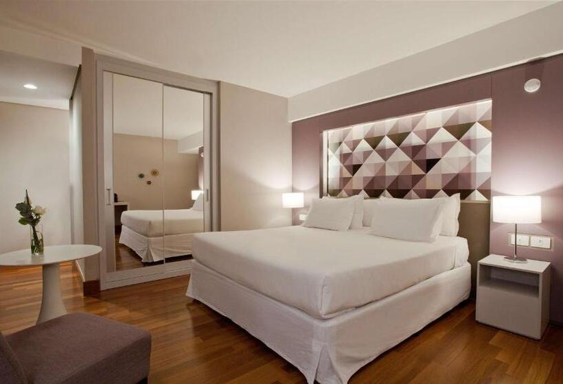 اتاق لوکس با بالکن, NH Curitiba The Five