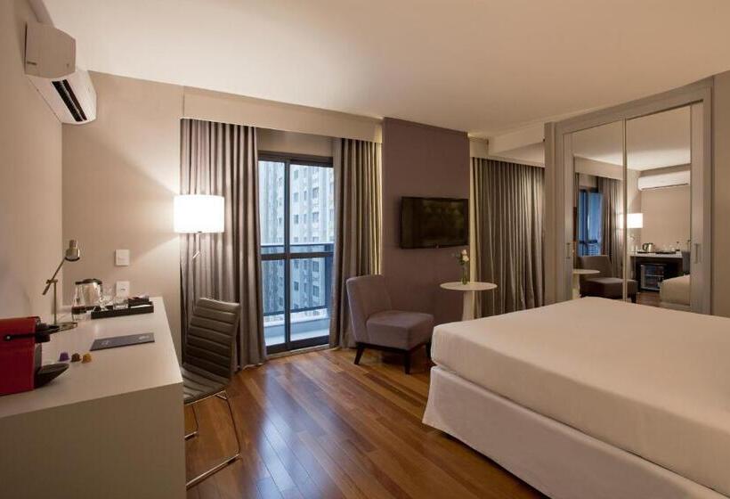 اتاق لوکس با بالکن, NH Curitiba The Five