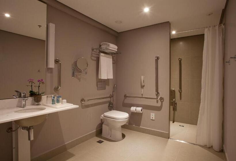 غرفة عائلية, NH Curitiba The Five